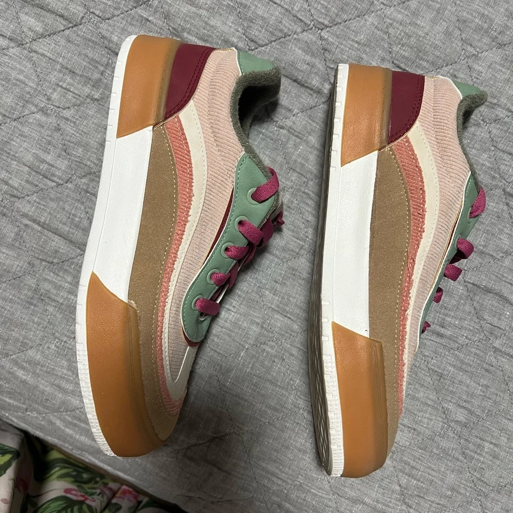 RocketDog, Size 8, Colorful Sneakers with Pink Laces - Picture 2 of 6